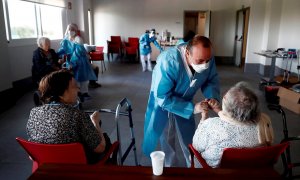 Un sanitario atiende a los ancianos alojados en una residencia. EFE/Mariscal/Archivo