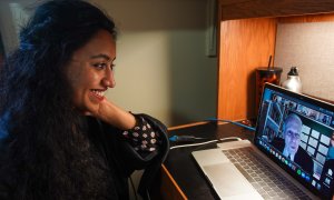 Estudiante paquistaní asiste a su ceremonia de graduación en línea en su habitación en la International Student House donde reside en la Universidad de Georgetown, en Washington, DC. Agnes BUN / AFP