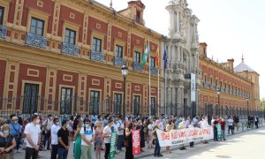 Alcaldes y cargos públicos de IU delante del Palacio de San Telmo, sede de la presidencia de la Junta de Andalucía. - IZQUIERDA UNIDA