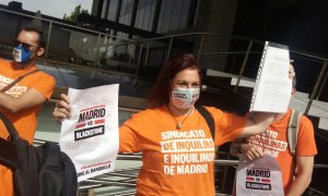 Miembro del Sindicato de Inquilinas e Inquilinos de Madrid en la sede de Fidere con dela demanda colectiva.