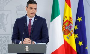 08/07/2020.- El presidente del Gobierno, Pedro Sánchez durante la rueda de prensa conjunta con el primer ministro italiano, Giuseppe Conte (no en la imagen) tras su encuentro en el Palacio de la Moncloa, este miércoles. EFE/ Chema Moya