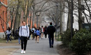 Estudiantes pasean en la Universidad de Harvard. REUTERS/Archivo