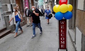 Varias personas con mascarilla caminan por la calle de Viviero, Lugo este martes.  | EFE