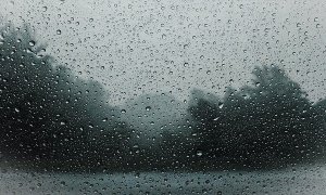 Gotas de lluvia sobre un cristal. Imagen de archivo / Pixabay.