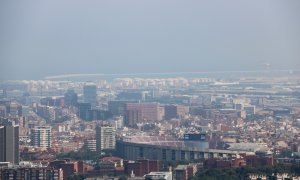 Barcelona amb boira per pol·lució al fons després que es declarés l'episodi per alta contaminació per partícules a Catalunya l'1 de juliol del 2019. ACN/Nazaret Romero