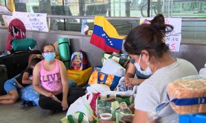 Turistas venezolanos acampa en Barajas para pedir una solución para su repatriación