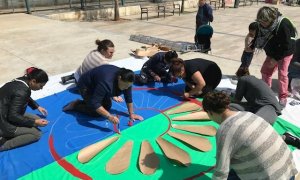 Mujeres cosiendo una bandera del pueblo gitano. / Ayuntamiento de València / Europa Press / Archivo