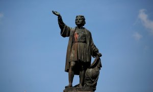 Estatua de Cristobal Colón vandalizada en Reforma avenue, en Mexico City. REUTERS.