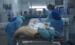 Personal sanitario atiende a un paciente afectado por la COVID-19, el 2 de julio de 2020, en la Unidad de Cuidados Intensivos del Hospital Clínico de la Universidad de Chile, en Santiago (Chile). EFE/Alberto Valdés