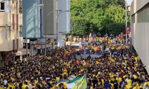 "Miles se concentran en Cádiz para celebrar la posible vuelta de la covid-19 a primera": las polémicas imágenes de aficionados antes de un partido