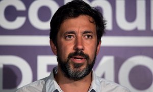 El candidato a la Presidencia de la Xunta de Galicia en Común - Anova Mareas, Antón Gómez Reino, tras conocer el resultado en las elecciones gallegas esta noche en la sede de la coalición en Santiago de Compostela. EFE/Brais Lorenzo