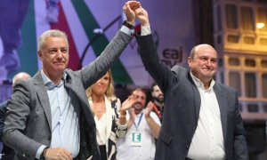 El lehendakari y candidato a la reelección, Iñigo Urkullu (i), junto al presidente del PNV Andoni Ortuzar (d) celebran los resultados electorales en la sede central del PNV este domingo en Bilbao. EFE/LUIS TEJIDO