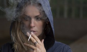 Mujer fumando. / Pixabay