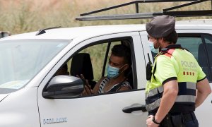 Agentes de los Mossos de Escuadra hacen controles de movilidad en la entrada de Soses (Lleida), uno de los pueblos afectados por los rebrotes de covid-19. EFE/Alejandro García.