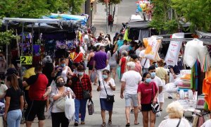 Varias personas visitan el mercadillo de Torrent Gornal en L'Hospitalet, este domingo. EFE/ Alejandro Garcìa