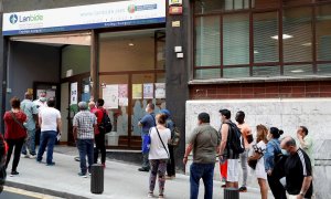 Colas en la oficina de Lambide (empleo) en Bilbao. EFE/LUIS TEJIDO/Archivo