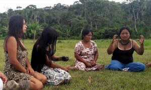 Un grupo de mujeres durante una sesión de empoderamiento, en la aldea de Llamchamacocha (Ecuador). /EFE