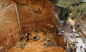 Los arqueólogos trabajan en la excavación "Gran Dolina" en el sitio arqueológico de la cordillera de Atapuerca. CESAR MANSO / AFP
