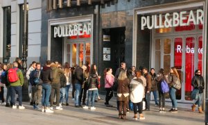 Cola de gente para entrar en una tienda del Portal de l'Àngel (Barcelona) / ACN