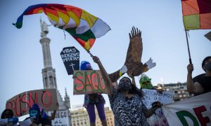 Activistas antirracistas piden la retirada de la estatua de Colón en Madrid.- JAIRO VARGAS