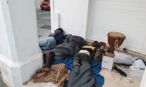 Un grupo de personas, de origen africano, duermen al raso en Lleida. AMADOU DOUMBIA.