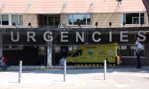 L'entrada de l'edifici d'Urgències de l'Hospital Arnau de Vilanova de Lleida en el moment de l'arribada d'una ambulància. Albert Lijarcio | ACN
