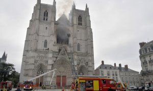 Los bomberos consiguieron controlar este sábado el incendio que se declaró a primera hora en la catedral de San Pedro y San Pablo de Nantes (noroeste de Francia). EFE / JEROME FOUQUET FRANCIA OUT