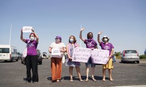 El colectivo Mujeres 24H de Huelva despidiéndose de las temporeras / Lucía Muñoz Lucena