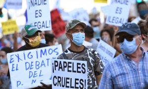 Decenas de personas participan en una manifestación para reclamar la regularización de inmigrantes irregulares. EFE/ Víctor Lerena