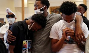 Unos hombres lloran en el funeral de Brandon Hendricks-Ellison, quien fue asesinado a tiros en el Bronx en Nueva York el 29 de junio. REUTERS / Shannon Stapleton