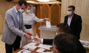 El presidente sirio Bashar al-Assad y su esposa Asma se registran para emitir su voto durante las elecciones parlamentarias. / Europa Press