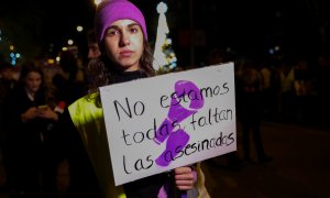 Una mujer sostiene una pancarta en la que se lee 'No estamos solas, faltan las asesinadas', en la manifestación del Día Internacional para la Eliminación de la Violencia contra las Mujeres. / Europa Press / Archivo