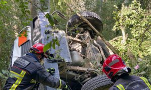 Bomberos junto a un camión accidentado. /Europa Press