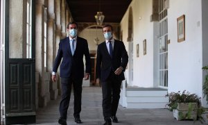 El líder del PP, Pablo Casado (d), y el presidente de la CEOE, Antonio Garamendi (i), a su llegada a los Cursos de Verano que organiza la Universidad Complutense de Madrid en San Lorenzo de El Escorial. EFE/David Fernández