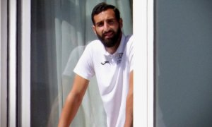 22/07/2020.- José Rodríguez, jugador del Fuenlabrada, se asoma este miércoles a una de las ventanas del hotel Finisterre de A Coruña. EFE/ CABALAR
