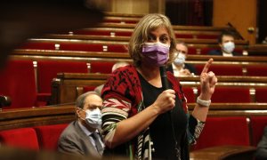 La consellera de Salut, Alba Vergés, intervenint amb mascareta a la sessió de control. ACN/Sílvia Jardí