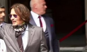 Cientos de fans arropan a Johnny Deep contra la celebración de un juicio en Londres por difamación