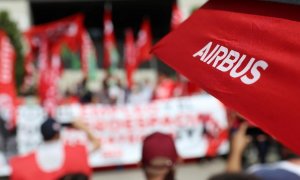 Trabajadores de Airbus protestan a las puertas del Ayuntamiento de Getafe, este jueves. Trabajadores de Airbus de todo el país protestan este jueves por los alrededor de 1.600 despidos anunciados por la multinacional aeronáutica en su proceso de reestruct