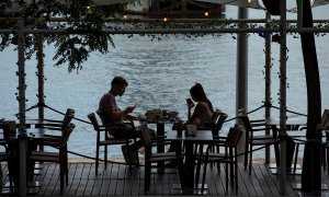 Dos personas en una terraza del puerto de Barcelona, este miércoles | EFE