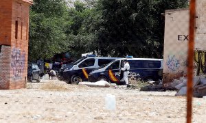 Agentes de la Policía controlan uno de los asentamientos de temporeros ya clausurados en Albacete, donde se identificó un brote entre los trabajadores. EFE/ Manu