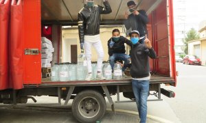 Els joves de la Tancada per Drets de Girona, fent tasques de voluntariat durant la pandèmia. TWITTER