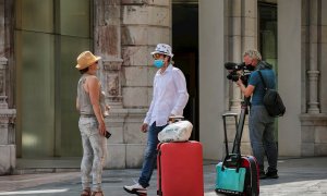 22/07/2020.- Un cámara de televisión trabaja junto a dos turistas en una calle de Oviedo, este miércoles. Una mujer y un joven del área de Oviedo que formaban parte de los contactos estrechos de dos contagiados de coronavirus que habían estado en Barcelo