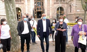 Els cinc acusats en el judici contra l'antiga Mesa del Parlament i Mireia Boya, davant del TSJC, abans d'entrar a l'última sessió. POL SOLÀ / ACN