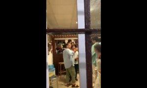 Insultos hacia Monedero en un bar de Sanlucar de Barrameda. Twitter
