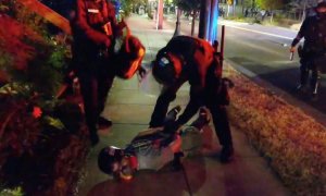 Momento de la detención del periodista Justin Yau mientras cubría una protesta contra el racismo en Portland, Oregon. REUTERS