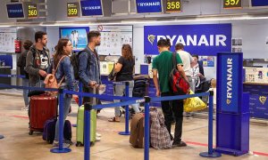 Mostradores de facturación de la compañía aérea Ryanair en el aeropuerto Madrid-Barajas. EFE/Emilio Naranjo/Archivo