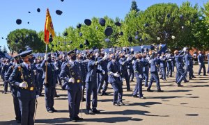 El lanzamiento al aire de las gorras de los nuevos sargentos de la XXVIII Promoción, tras el acto de entrega de despachos en la Academia Básica del Aire de León.