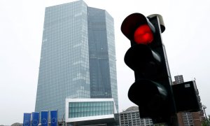 Un semáforo en rojo cerca del rascacielos donde tiene su sede el BCE en Fráncfort. REUTERS/Ralph Orlowski