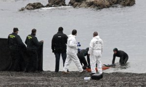 La Guardia Civil recoge a uno de los inmigrantes que fallecieron en el intento de pasar a España. / EFE