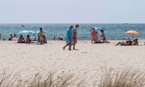 Bañistas en una playa en la urbanización de Punta Prima en Menorca. EFE/ David Arquimbau Sintes